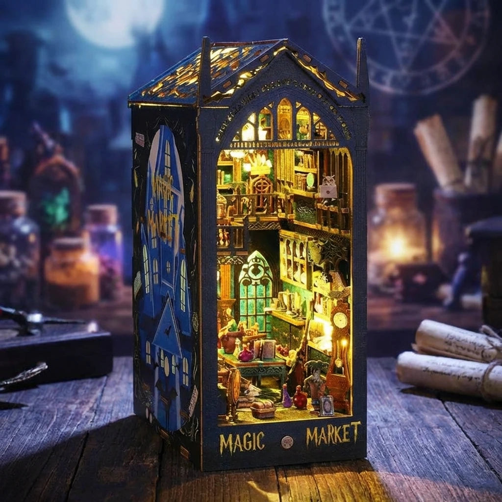 Book Nook en bois thème Magic Market Antre de la Magie, vue nuit, éclairage LED chaleureux, décoration Nook-It.