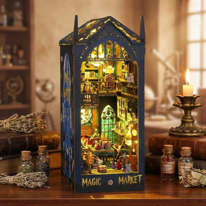 Book Nook en bois thème Magic Market Antre de la Magie, vue face, éclairage LED chaleureux, décoration Nook-It.