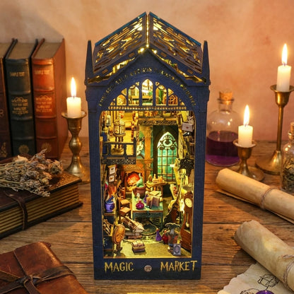 Book Nook en bois thème Magic Market Antre de la Magie, vue plongeante, éclairage LED chaleureux, décoration Nook-It.