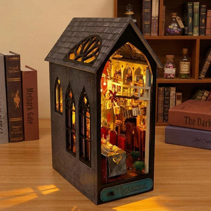 Book Nook en bois thème Magic Restaurant, vue Angle 45°, éclairage LED chaleureux, décoration Nook-It.