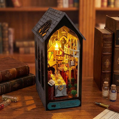 Book Nook en bois thème Magic Restaurant, vue Plongeante, éclairage LED chaleureux, décoration Nook-It.
