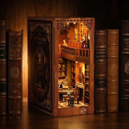 Book Nook en bois thème Maison de Grimm, vue Ambiance Nuit, éclairage LED chaleureux, décoration Nook-It.