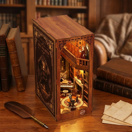 Book Nook en bois thème Maison de Grimm, vue Plongeante, éclairage LED chaleureux, décoration Nook-It.