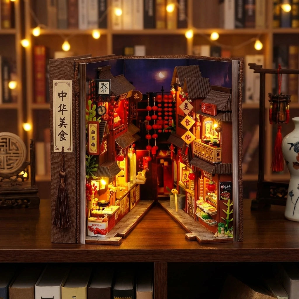 Book Nook en bois thème Marché de Nuit Chinois, vue Angle 45°, éclairage LED chaleureux, décoration Nook-It.