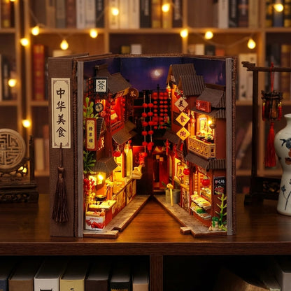 Book Nook en bois thème Marché de Nuit Chinois, vue Angle 45°, éclairage LED chaleureux, décoration Nook-It.