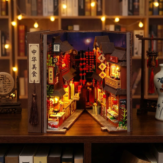 Book Nook en bois thème Marché de Nuit Chinois, vue Angle 45°, éclairage LED chaleureux, décoration Nook-It.