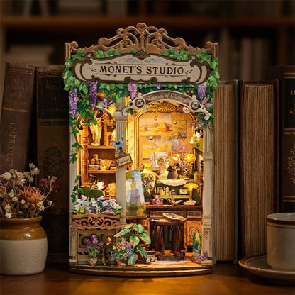 Book Nook en bois thème Monet's Studio, vue Ambiance Nuit, éclairage LED chaleureux, décoration Nook-It.