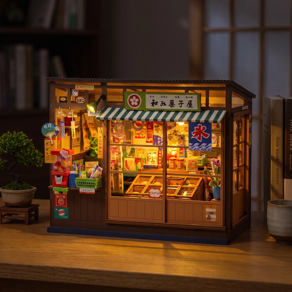 Book nook Nagomi Kashiya illuminé de nuit, éclairage LED chaud visible à travers la façade