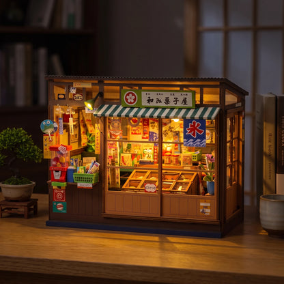 Book nook Nagomi Kashiya illuminé de nuit, éclairage LED chaud visible à travers la façade
