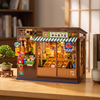 Book nook Nagomi Kashiya en situation sur un bureau en bois, ambiance japonaise chaleureuse