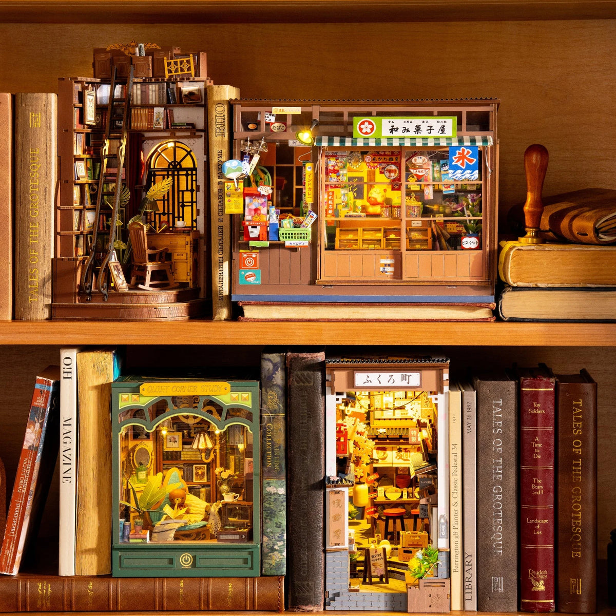 Book nook Nagomi Kashiya glissé entre des livres sur une étagère en bois