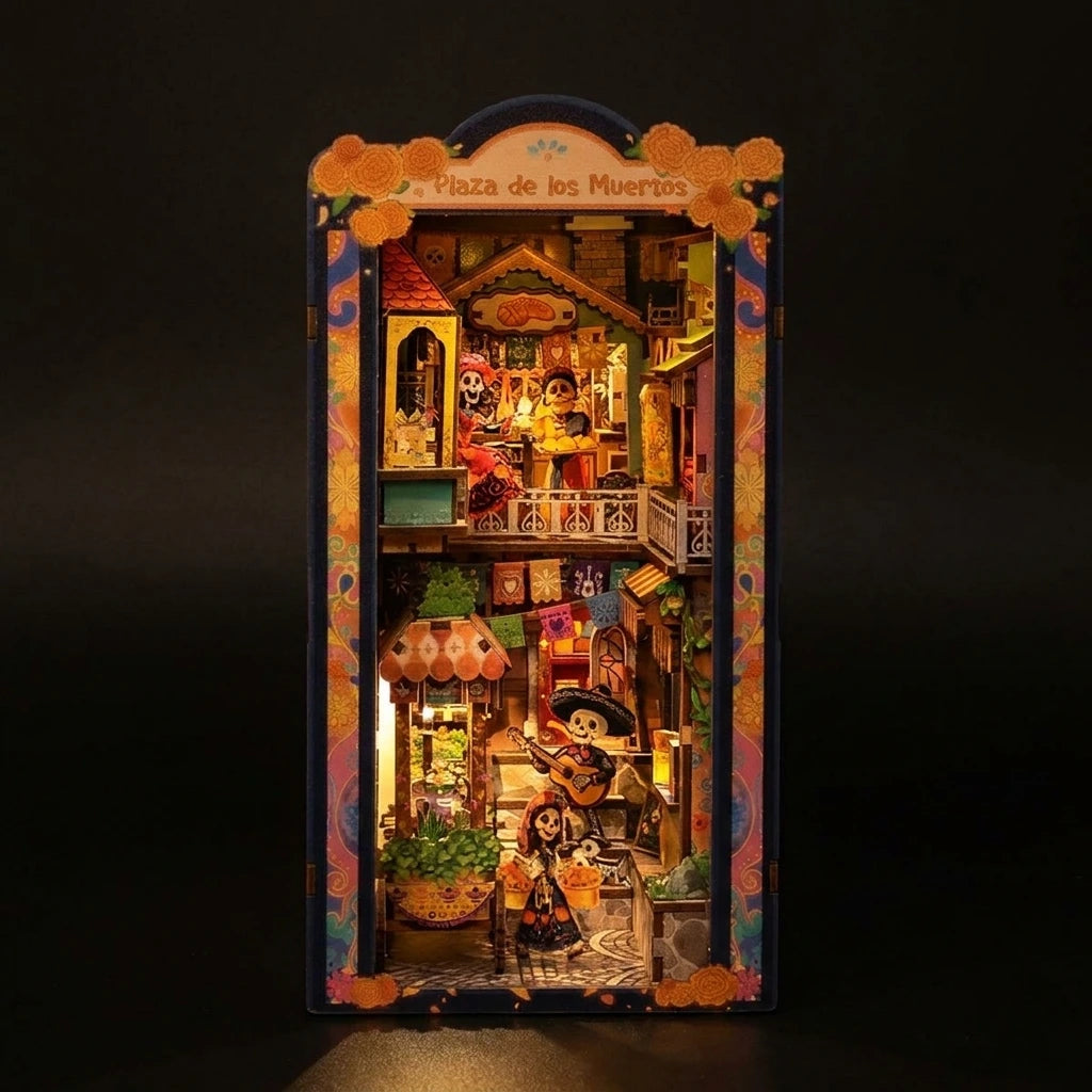 Book Nook Plaza de los Muertos éclairé de nuit, façades colorées et lanternes du Jour des Morts