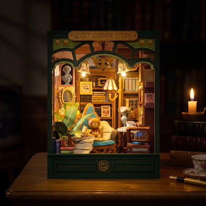 Book nook Quiet Corner Study la nuit, LED allumées et bougie sur le bureau