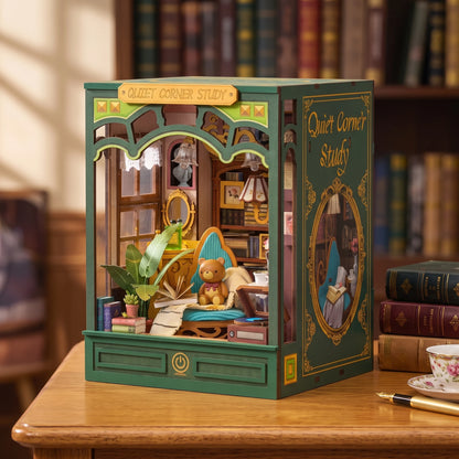 Book nook Quiet Corner Study vu de trois-quarts avec son flanc vert et doré