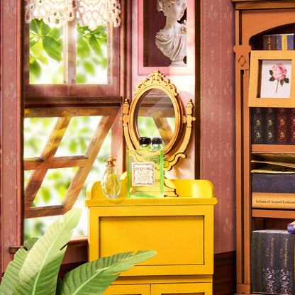 Détail de la coiffeuse jaune et de la fenêtre du book nook Quiet Corner Study