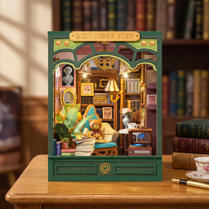 Book nook Quiet Corner Study vu de face sur un bureau en chêne