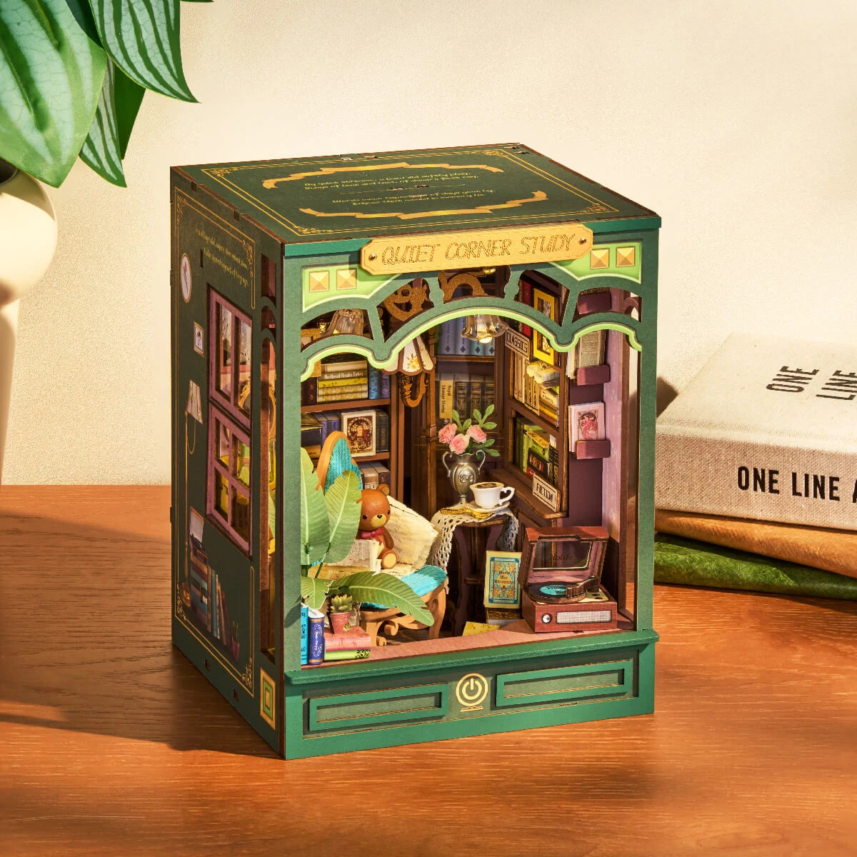 Book nook Quiet Corner Study de trois-quarts gauche près d'une plante verte