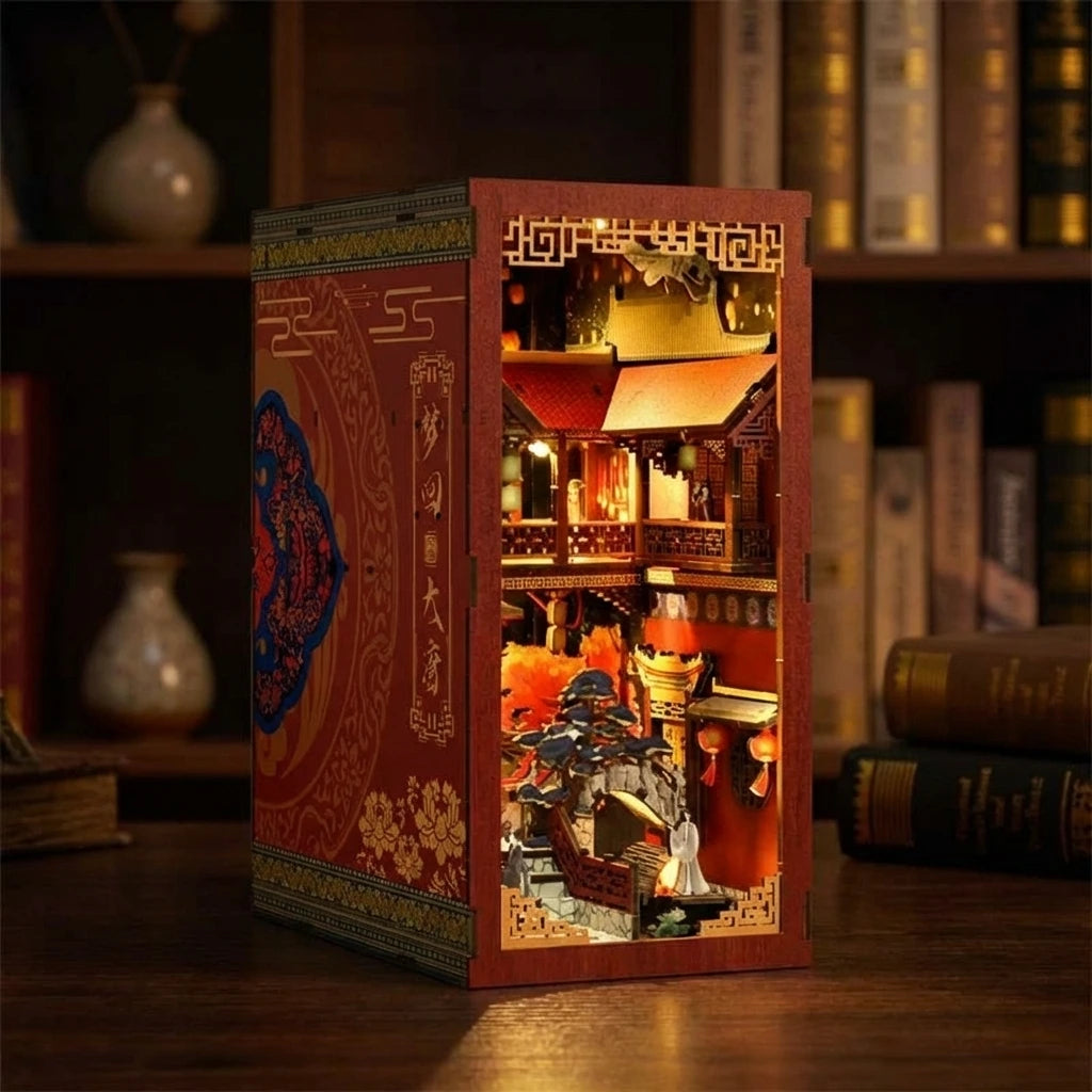 Book Nook en bois thème Rêve de la Dynastie Tang - Chine Impériale, vue Ambiance Nuit, éclairage LED chaleureux, décoration Nook-It