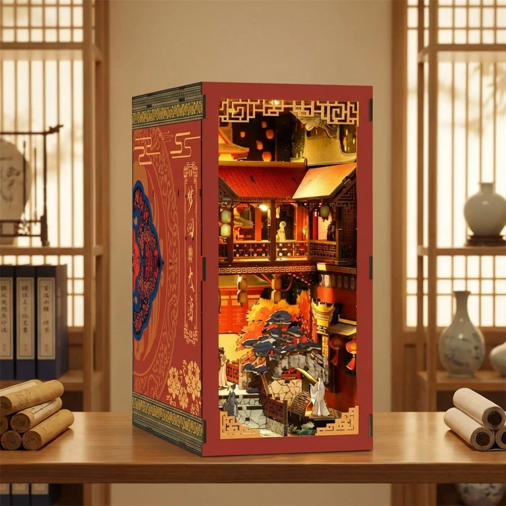Book Nook en bois thème Rêve de la Dynastie Tang - Chine Impériale, vue Face, éclairage LED chaleureux, décoration Nook-It.