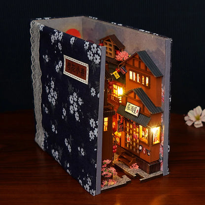 Book Nook en bois thème Rue Japonaise Typique - Nocturne Japonais, vue refermée, éclairage LED chaleureux, décoration Nook