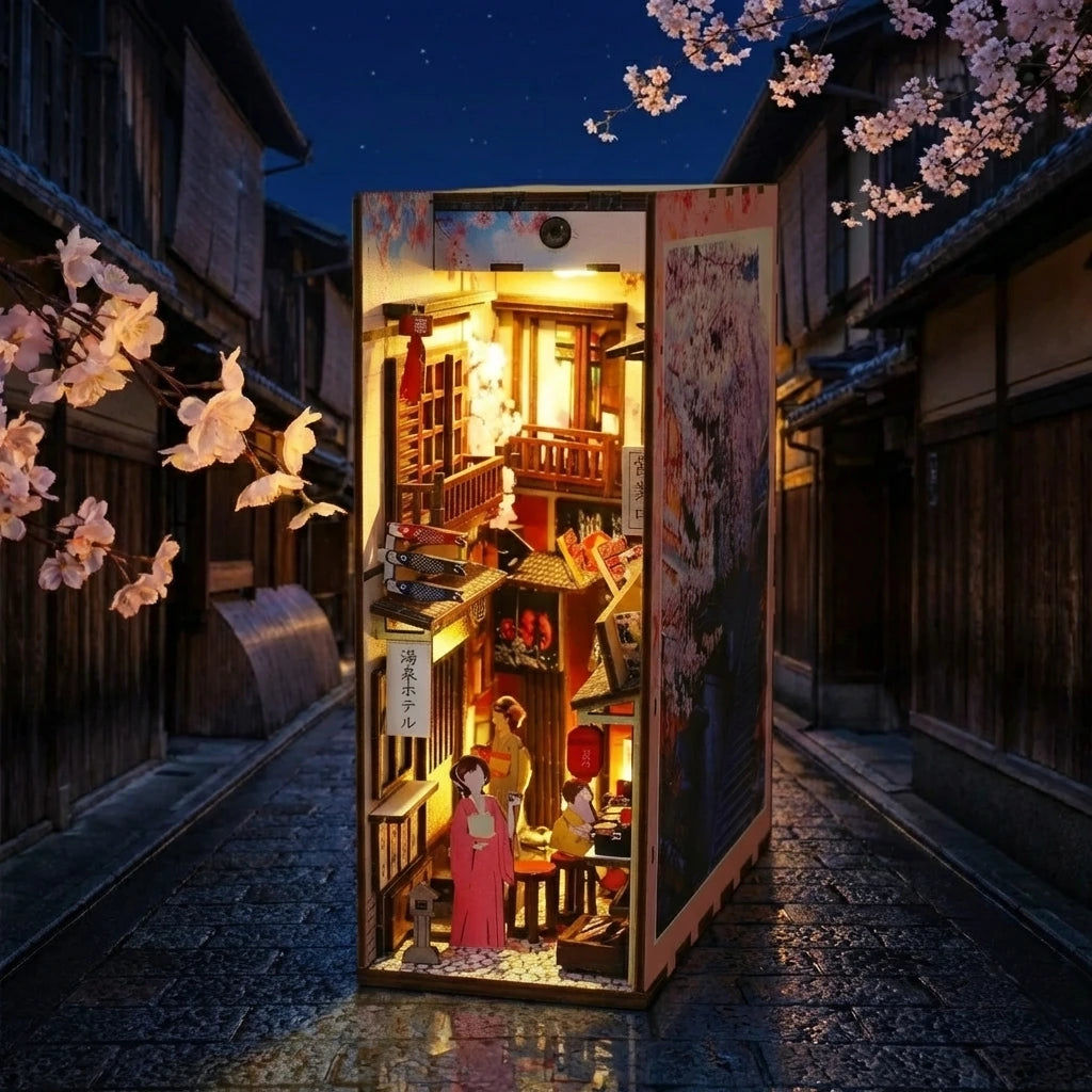 Book Nook en bois thème Ruelle Japonaise (Kyoto), vue Ambiance Nuit, éclairage LED chaleureux, décoration Nook-It.