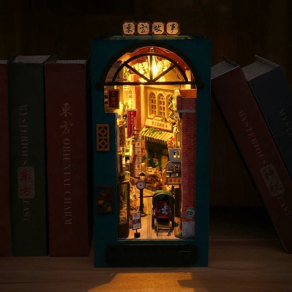 Book Nook en bois thème Ruelle Oriental Asie, vue Ambiance Nuit, éclairage LED chaleureux, décoration Nook-It.