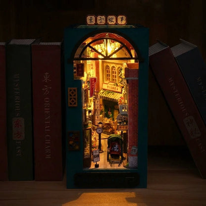 Book Nook en bois thème Ruelle Oriental Asie, vue Ambiance Nuit, éclairage LED chaleureux, décoration Nook-It.