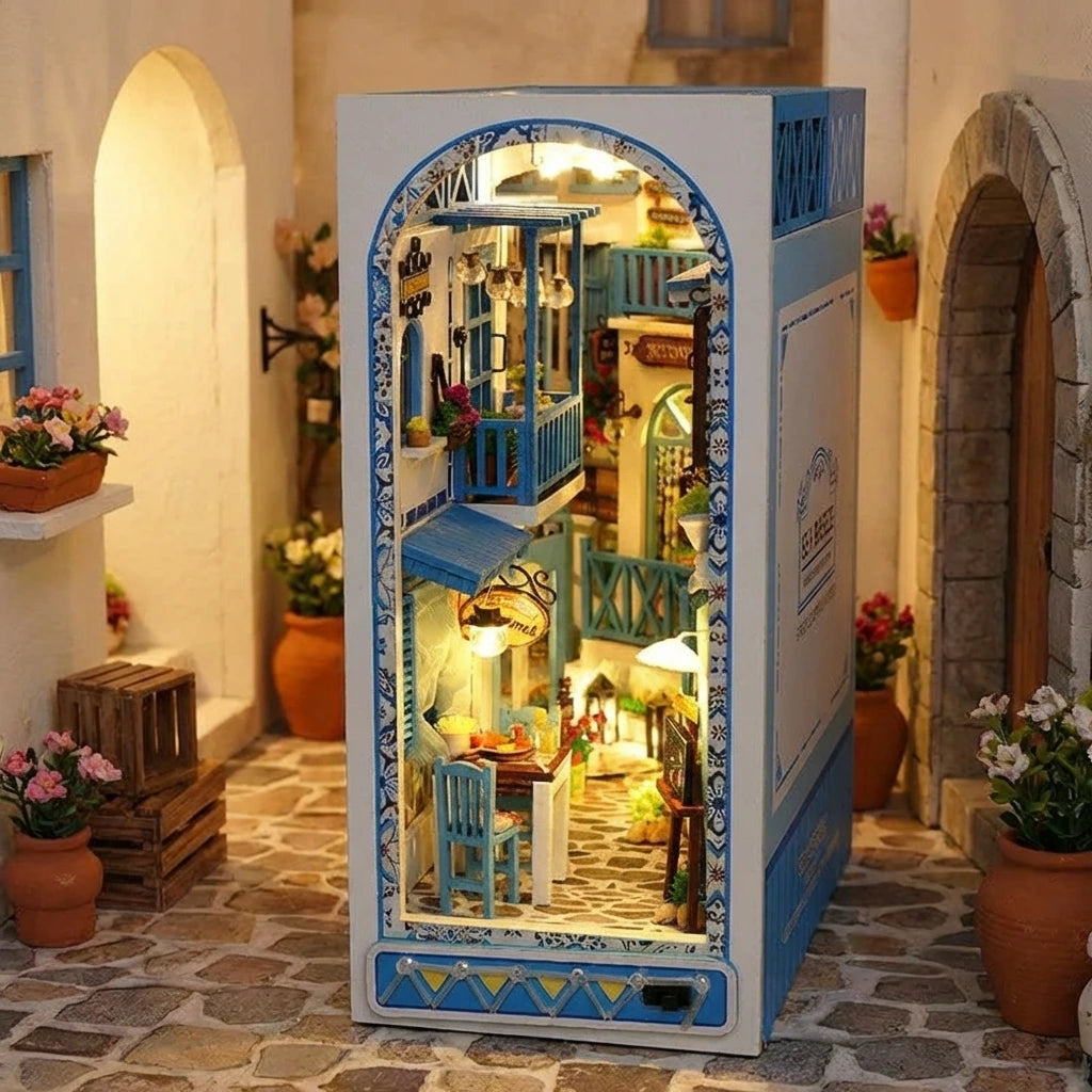 Book Nook en bois thème Ruelle Typique Méditerranéenne, vue Face, éclairage LED chaleureux, décoration Nook-It.
