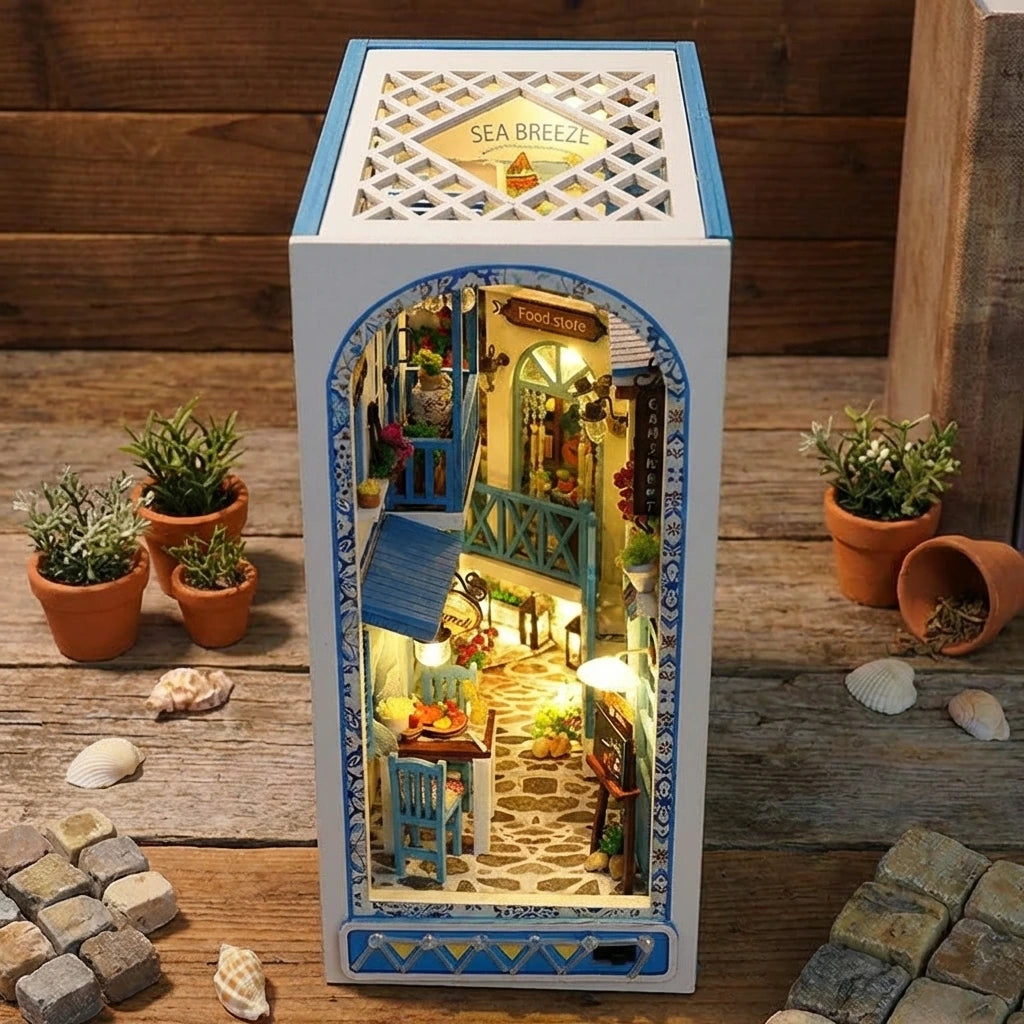Book Nook en bois thème Ruelle Typique Méditerranéenne, vue Plongeante, éclairage LED chaleureux, décoration Nook-It.
