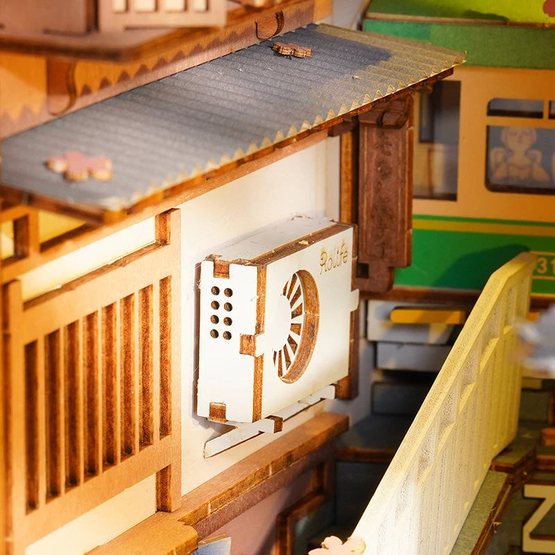 Climatiseur miniature accroché au mur de la maison en bois du book nook Sakura Densya