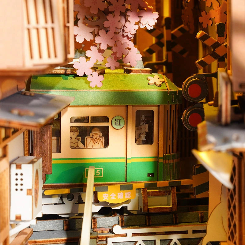 Gros plan sur le tram, les passagers et le climatiseur miniature du book nook Sakura Densya