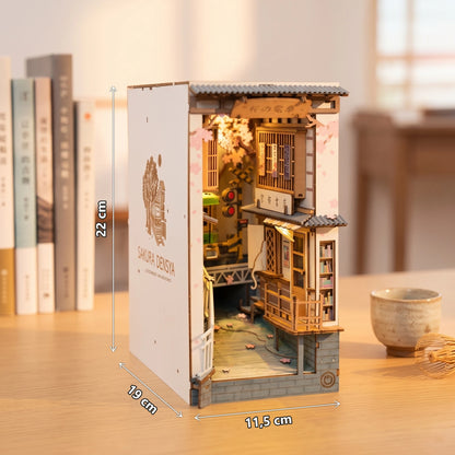 Dimensions du book nook Sakura Densya en bois : 11,5 x 19 x 22 cm