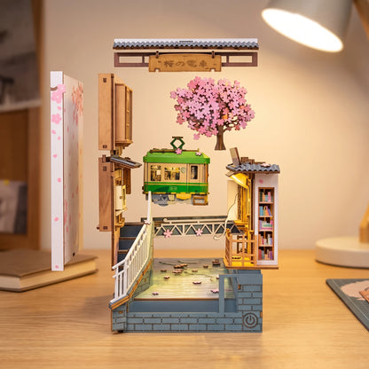 Vue éclatée du book nook Sakura Densya : tram, cerisier, pont, escalier et socle