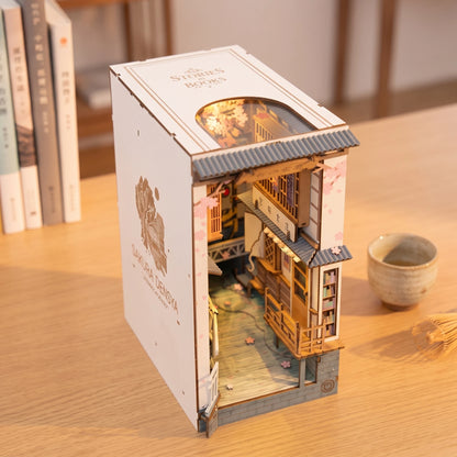Vue plongeante du book nook Sakura Densya, fenêtre en arche sur le dessus