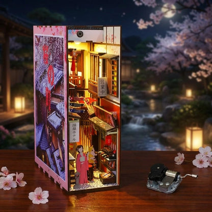 Book Nook en bois thème Sakura Densya - Zen Japonais Rose avec Musique, vue Ambiance Nuit, éclairage LED chaleureux, décoration Nook-It