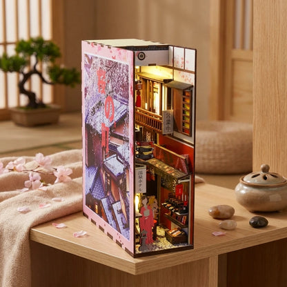 Book Nook en bois thème Sakura Densya - Zen Japonais Rose avec Musique, vue Angle 45°, éclairage LED chaleureux, décoration Nook-It