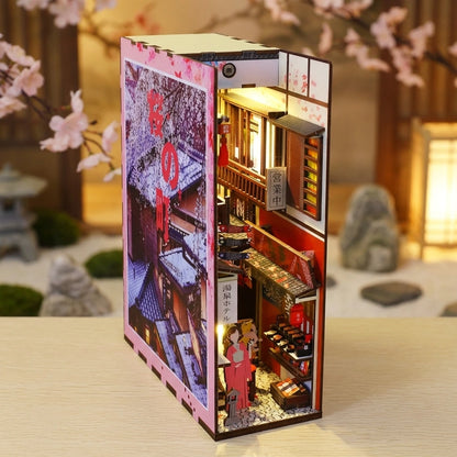 Book Nook en bois thème Ruelle Japonaise (Kyoto), vue de face, éclairage LED chaleureux, décoration Nook-It.