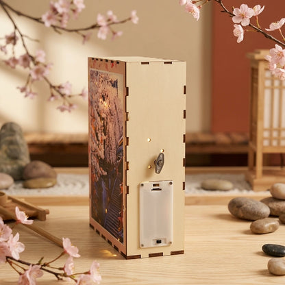 Book Nook en bois thème Sakura Densya - Zen Japonais Rose avec Musique, vue de dos, éclairage LED chaleureux, décoration Nook-It