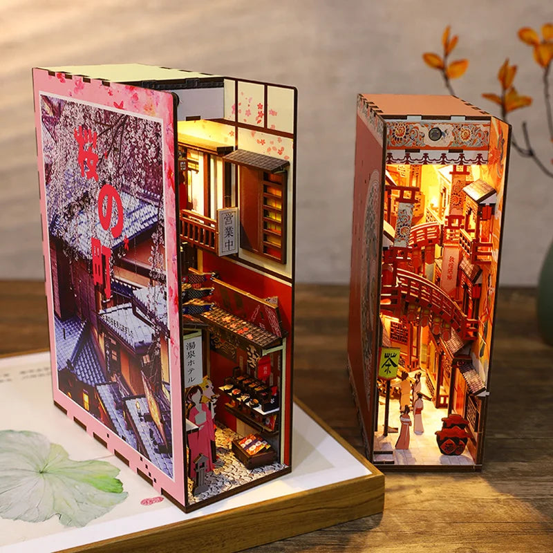 Book Nook en bois thème Ruelle Japonaise (Kyoto), vue duo Densay, éclairage LED chaleureux, décoration Nook-It.