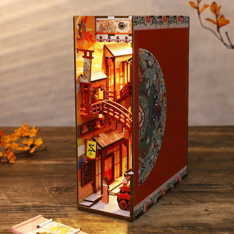 Book Nook en bois thème Ruelle Chinoise Traditionnelle, vue profil, éclairage LED chaleureux, décoration Nook-It.