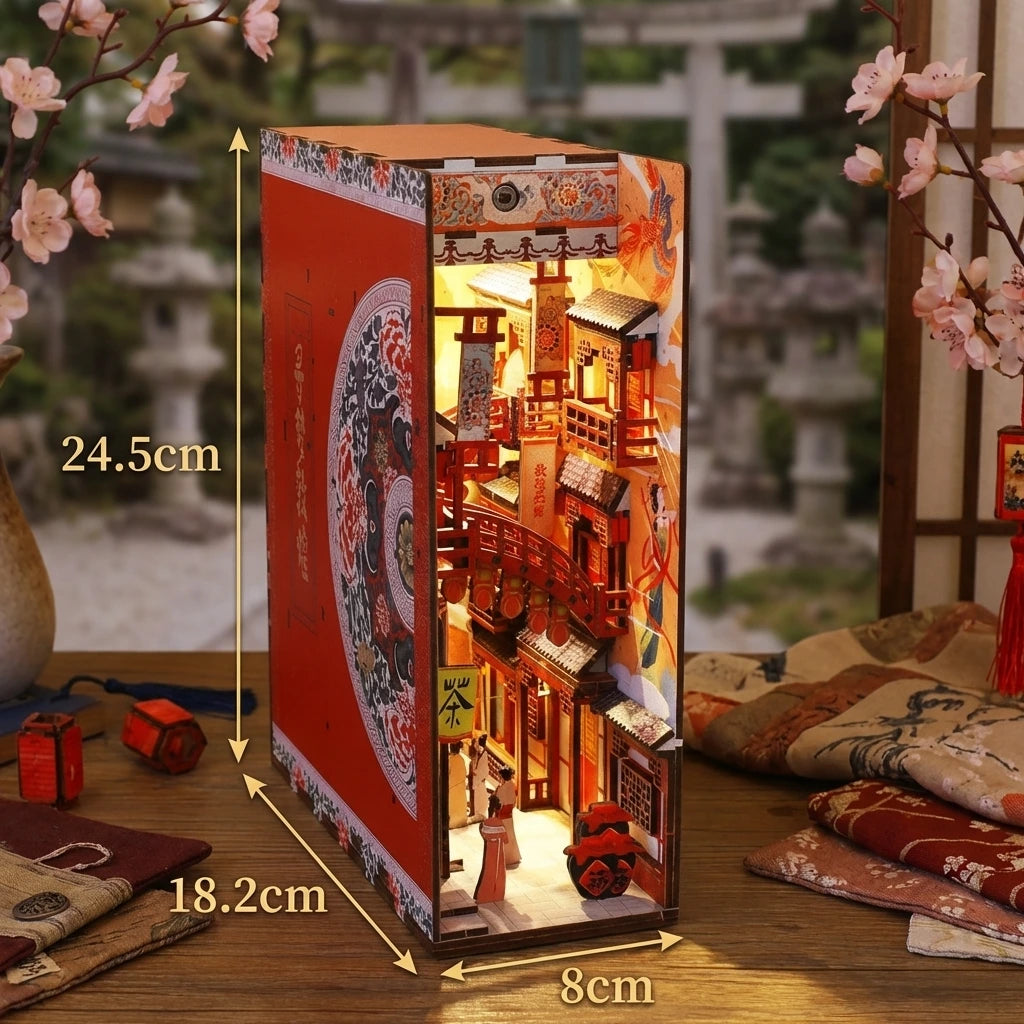 Book Nook en bois thème Ruelle Chinoise Traditionnelle, vue avec dimensions, éclairage LED chaleureux entre des livres, décoration Nook-It.