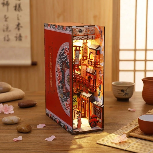 Book Nook en bois thème Ruelle Chinoise Traditionnelle, vue plongeante, éclairage LED chaleureux, décoration Nook-It.