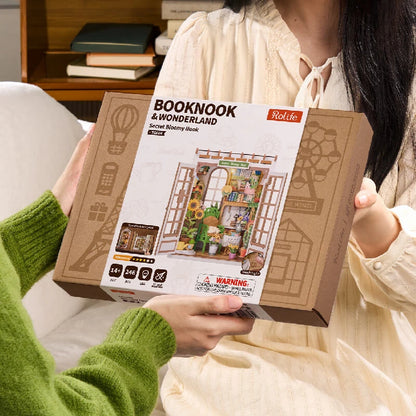 Boîte Rolife Secret Bloomy Nook tenue en mains, prête à offrir