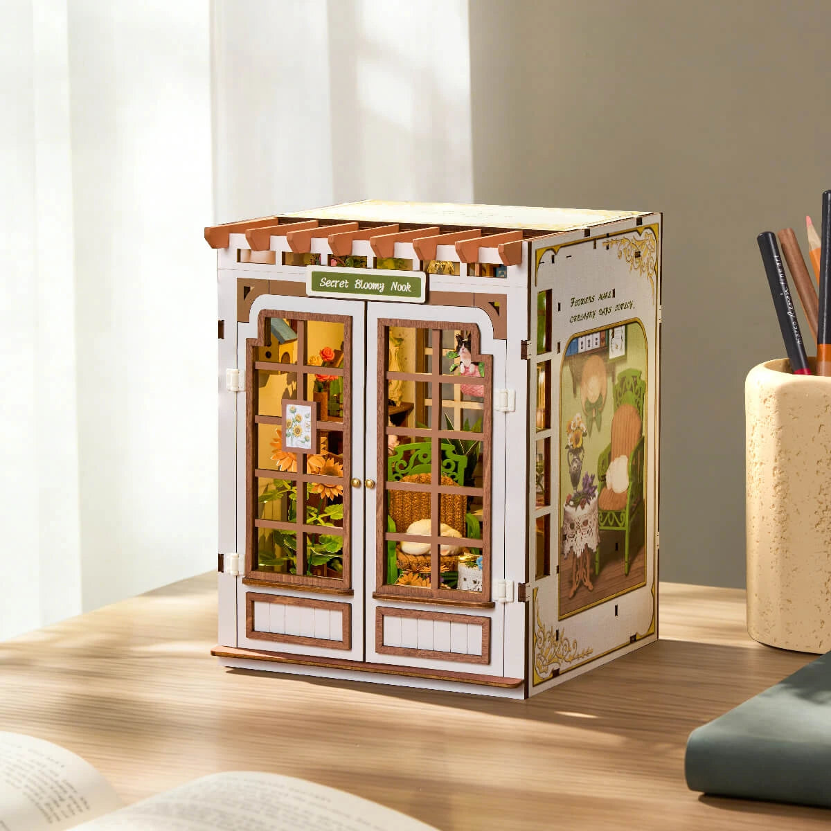 Book nook Secret Bloomy Nook portes vitrées fermées sur un bureau