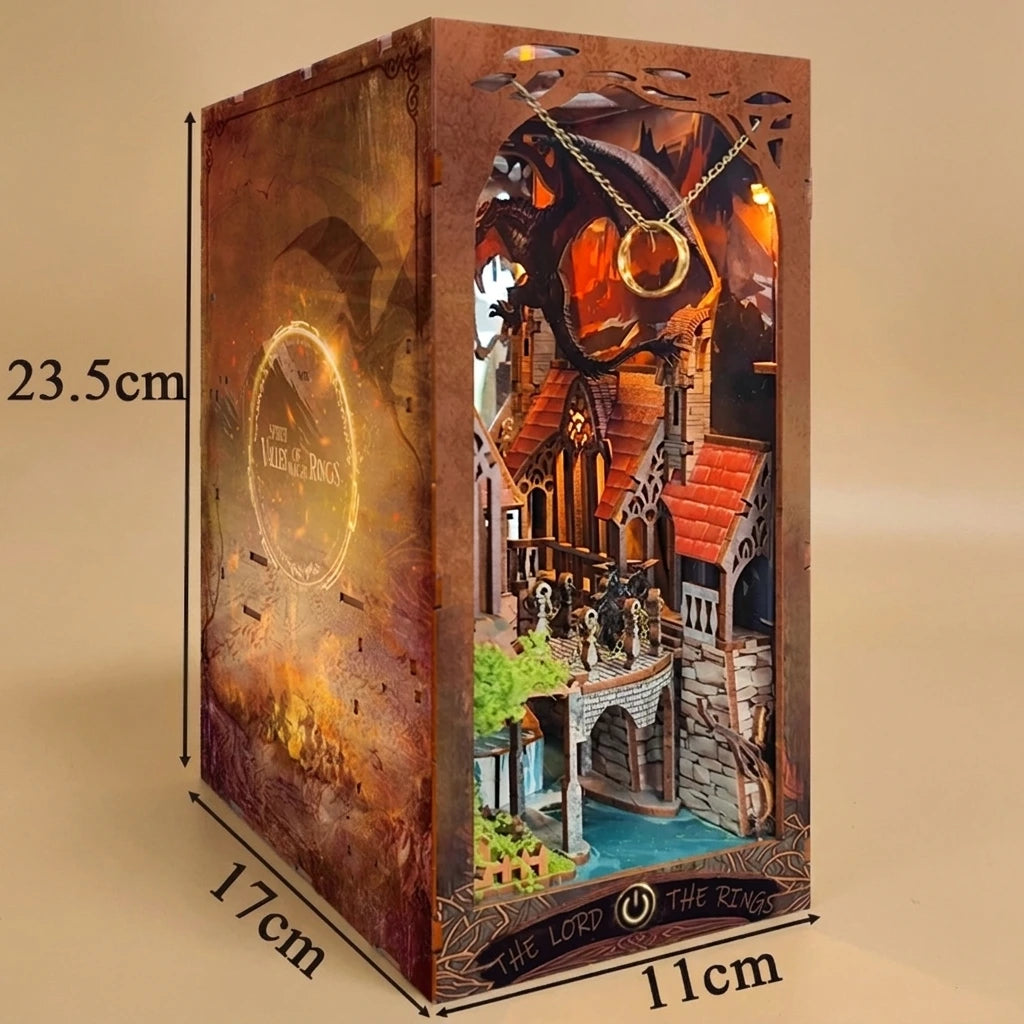 Dimensions du Book Nook Seigneur des Anneaux en bois : 23,5 cm de haut, 17 x 11 cm de base