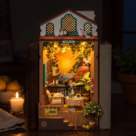 Book nook Sunset Isle allumé la nuit, LED chaudes et bougie sur le bureau