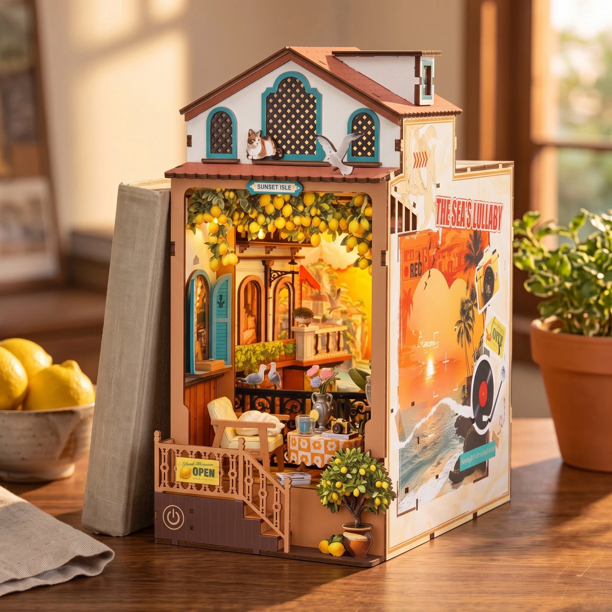 Book nook Sunset Isle de trois quarts, affiche The Sea's Lullaby sur le flanc droit