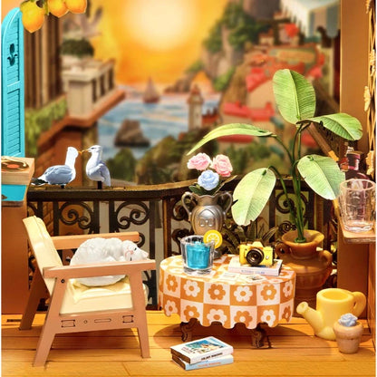 Terrasse du book nook Sunset Isle avec deux mouettes sur la rambarde en fer forgé