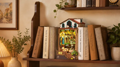 Book nook Sunset Isle éclairé sur une étagère de salon au milieu des livres