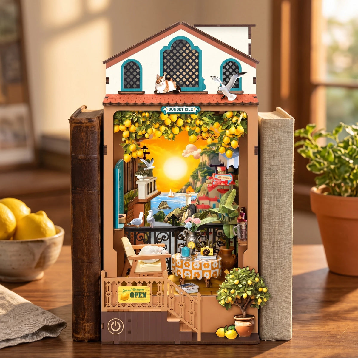 Book nook Sunset Isle de face entre deux livres, citronnier et coucher de soleil sur la mer